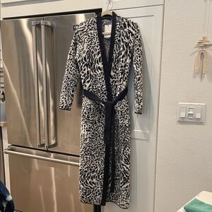 NWT Barefoot Dreams Cozy Chic /Cozy in the Wild collection indigo and White Robe